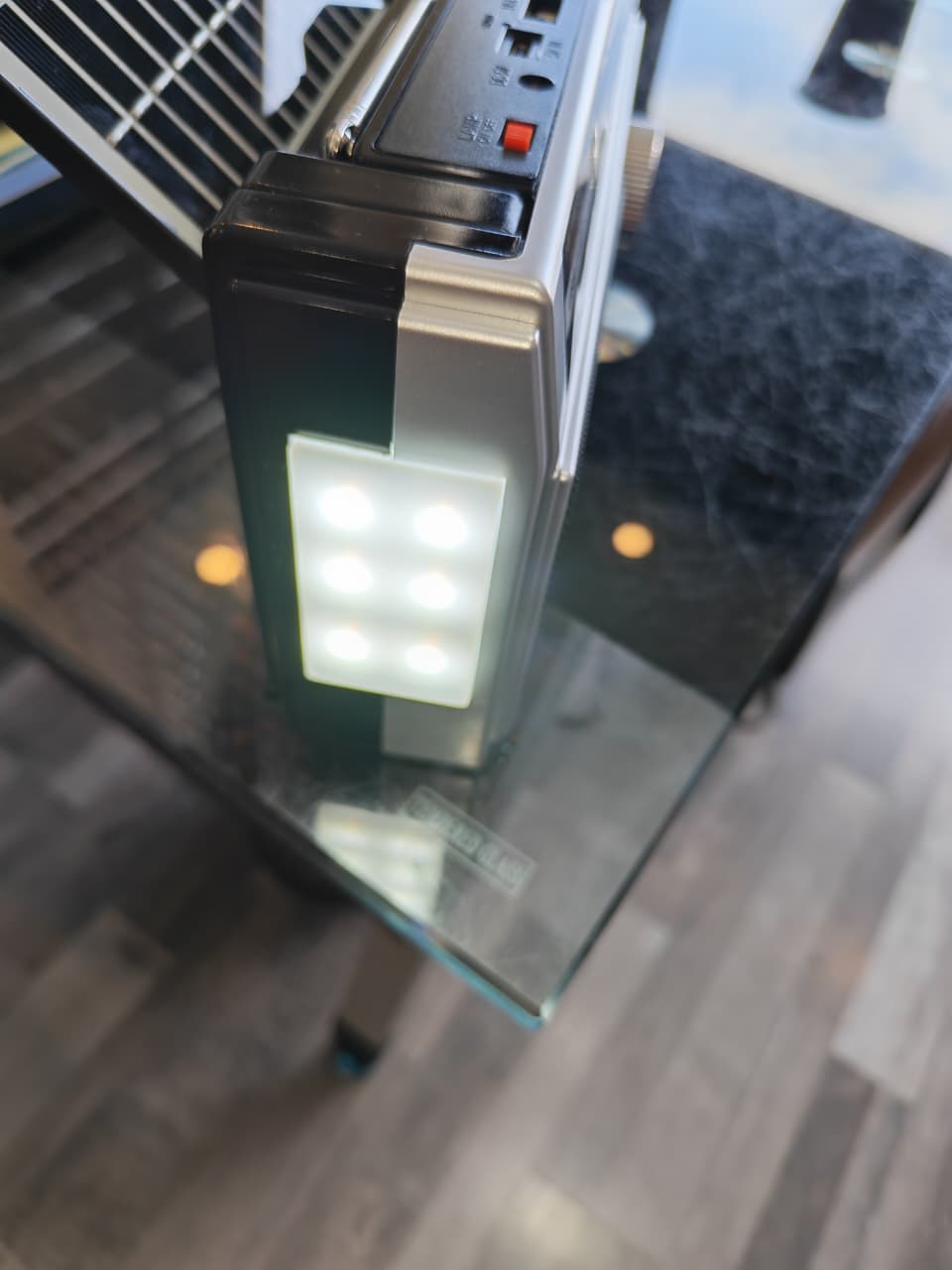 راديو يعمل على طاقة شمسية و كهربائي و على بطارية و فيه سماعة بلوتوث - الصورة 4